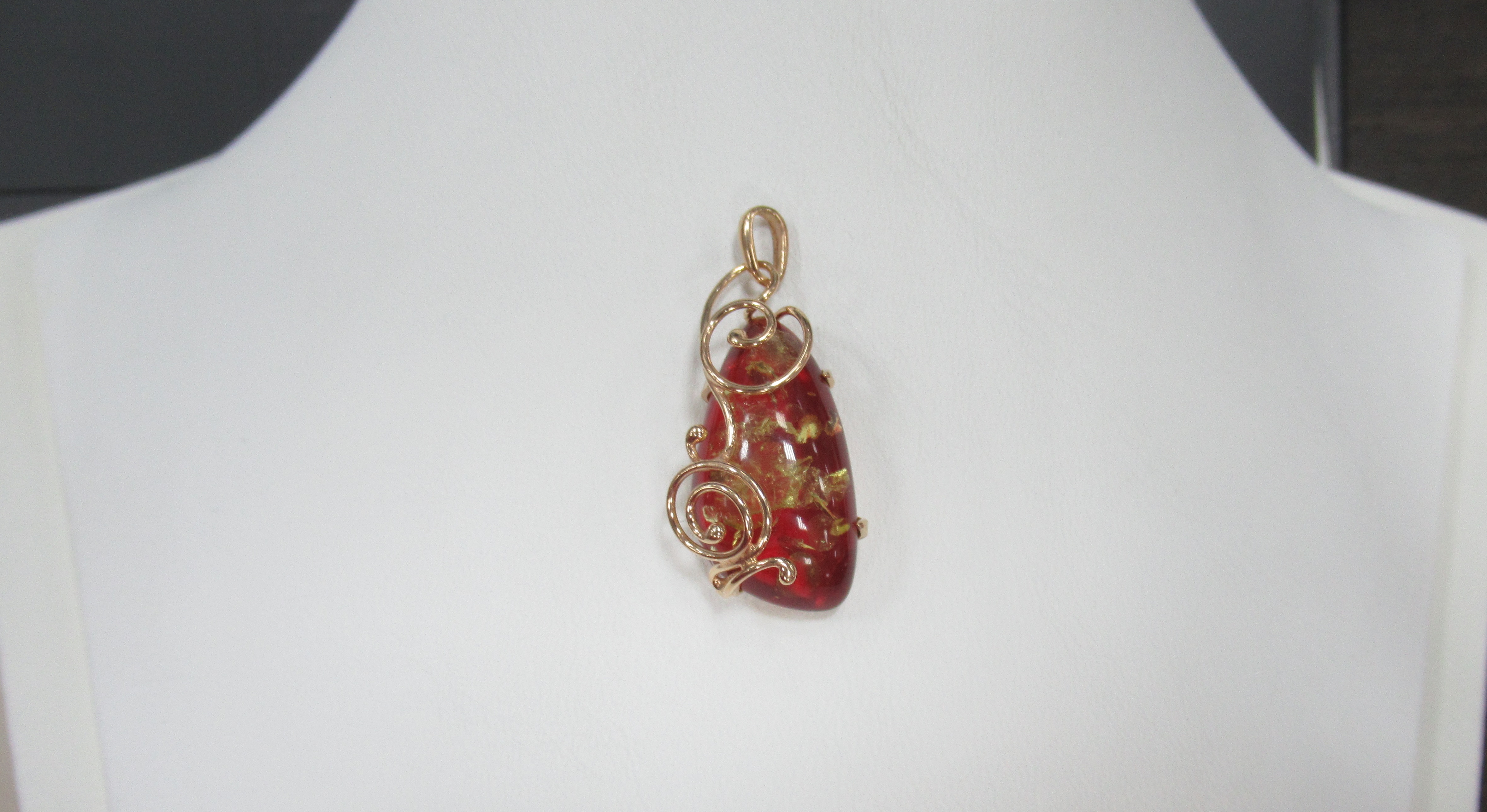 Серебряная подвеска с янтарем